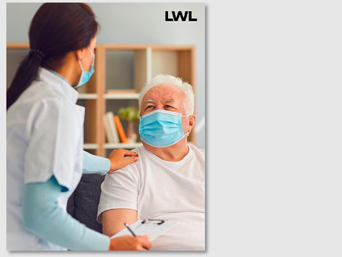 Facebook Beitrag: Bild mit Logo – Hochformat. Formatfüllendes Foto einer Pflegerin mit Patient mit LWL-Logo. (vergrößerte Bildansicht wird geöffnet)